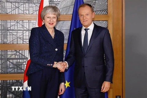 Chủ tịch Hội đồng châu Âu Donald Tusk (phải) trong cuộc gặp Thủ tướng Anh Theresa May tại Brussels, Bỉ ngày 24/11. (Nguồn: THX/TTXVN)