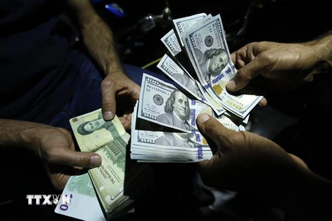 Giao dịch đổi đồng Rials của Iran và đồng đôla Mỹ ở thủ đô Tehran, Iran. (Nguồn: AFP/TTXVN)
