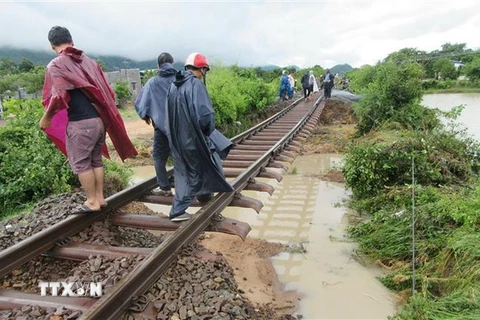 Hiện trường vụ sạt lở nền đường sắt tại xã Công Hải, huyện Thuận Bắc, tỉnh Ninh Thuận. (Ảnh: Nguyễn Thành/TTXVN)