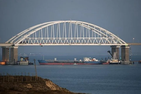 Nga điều một tàu chở hàng lớn bên dưới Cầu Crimea, chặn lối đi duy nhất vào Biển Azov. (Nguồn: AP)