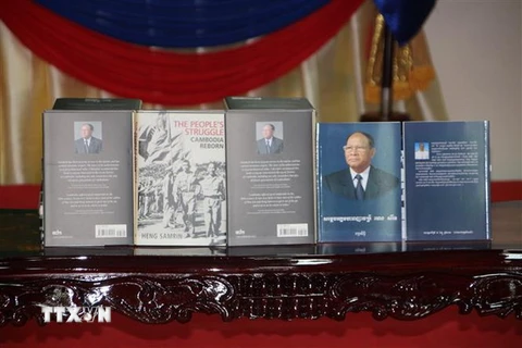 Cuốn hồi ký được phát hành bằng hai thứ tiếng Anh (trái) và Khmer (phải). (Ảnh: Nhóm P/v TTXVN tại Campuchia)