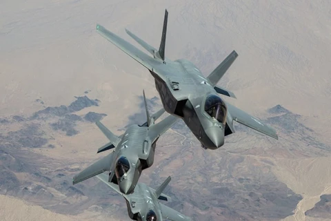 4 chiếc F-35 bay đội hình gần Căn cứ không quân Luke, Arizona.(Nguồn: Lockheed Martin)