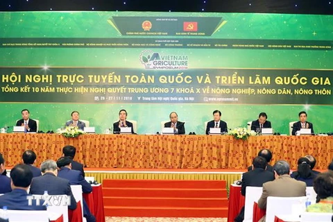 Thủ tướng Nguyễn Xuân Phúc chủ trì Hội nghị trực tuyến toàn quốc tổng kết 10 năm thực hiện Nghị quyết Trung ương 7 (Khoá X) về nông nghiệp, nông dân, nông thôn. (Ảnh: Thống Nhất/TTXVN)