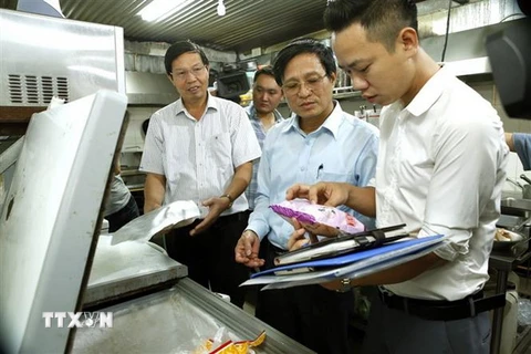 Đoàn liên ngành kiểm tra an toàn thực phẩm tại căng tin Học viện Nông nghiệp, Gia Lâm, Hà Nội. (Ảnh: Dương Ngọc/TTXVN)