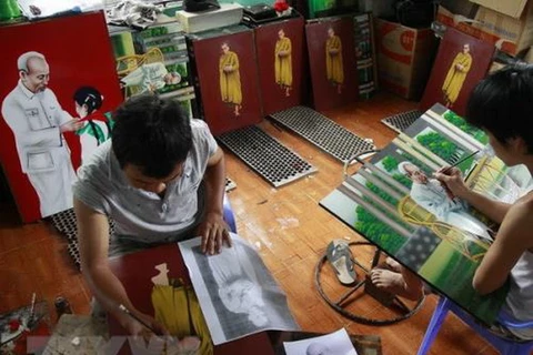 Sản xuất sản phẩm sơn mài tại cơ sở sản xuất Ánh Thái, cụm làng nghề sơn mài Hạ Thái, xã Duyên Thái, huyện Thường Tín. Ảnh: Trọng Đạt/TTXVN