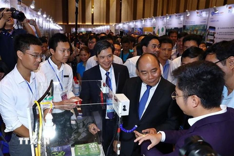 Thủ tướng Nguyễn Xuân Phúc tham quan các gian hàng trưng bày sản phẩm tại Techfest 2018. (Ảnh: Thống Nhất/TTXVN)