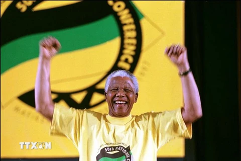 Tổng thống Nam Phi Nelson Mandela tại Đại hội dân tộc Phi lần thứ 50 ở Mmabato, tây bắc Johannesburg ngày 18/12/1997. (Nguồn: AFP/TTXVN)