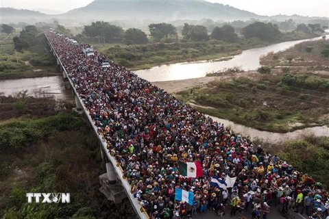 Dòng người di cư các nước Trung Mỹ đổ về San Pedro Tapanatepec, miền nam Mexico. (Nguồn: AFP/TTXVN)