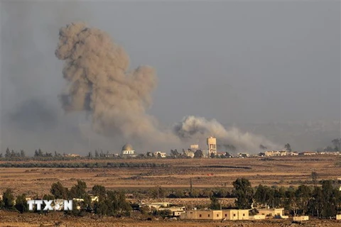 Khói bốc lên sau một cuộc không kích tại Quneitra, miền Nam Syria. (Nguồn: AFP/TTXVN)
