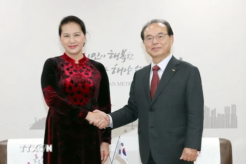 Chủ tịch Quốc hội Nguyễn Thị Kim Ngân tiếp Thị trưởng thành phố Busan Oh Keo-don. (Ảnh: Trọng Đức/TTXVN)
