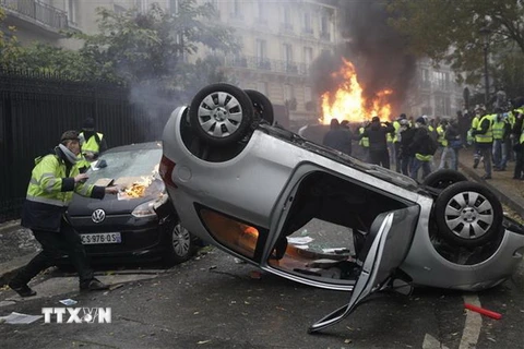 Cuộc biểu tình của những người áo vàng phản đối quyết định tăng thuế nhiên liệu tại thủ đô Paris. (Nguồn: AFP/TTXVN)