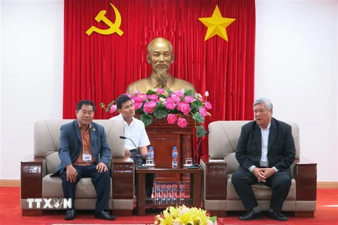 Ông Đặng Minh Hưng (bên phải), Phó Chủ tịch UBND tỉnh Bình Dương và ông Kheng Hang Huon, Quốc vụ khanh Bộ Lễ nghi và Tôn giáo Vương quốc Campuchia. (Ảnh: Hải Âu/TTXVN)
