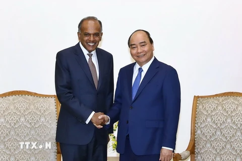 Thủ tướng Nguyễn Xuân Phúc tiếp Ngài Kasiviswannathan Shanmugam, Bộ trưởng Bộ Nội vụ kiêm Bộ trưởng Bộ Pháp luật Singapore. (Ảnh: Thống Nhất/TTXVN)