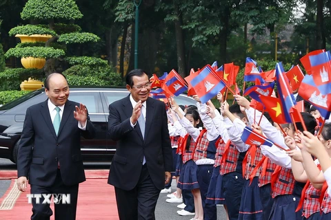 Thiếu nhi Hà Nội vẫy cờ hai nước, chào mừng chuyến thăm chính thức tới Việt Nam của Thủ tướng Vương quốc Campuchia Samdech Techo Hun Sen.