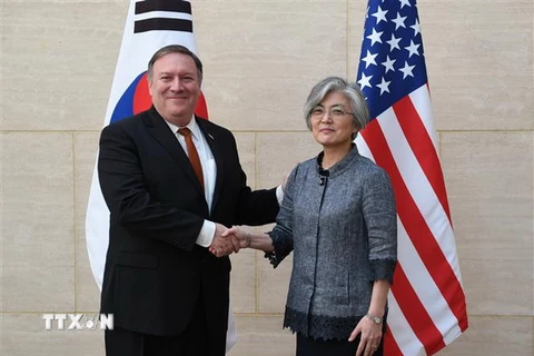 Ngoại trưởng Mỹ Mike Pompeo (trái) và Ngoại trưởng Hàn Quốc Kang Kyung-wha trong cuộc gặp tại New York ngày 20/7. (Nguồn: AFP/TTXVN)