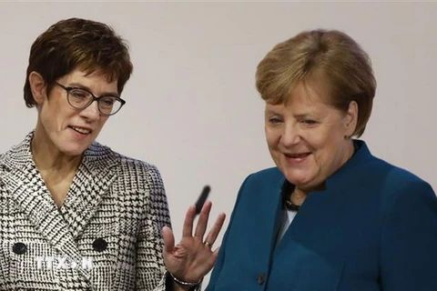 Tân Chủ tịch đảng CDU Annegret Kramp-Karrenbauer (trái) và người tiền nhiệm Angela Merkel. (Nguồn: AFP/TTXVN)