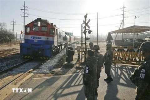 Đoàn tàu chở đoàn đại biểu người Hàn Quốc tới Triều Tiên ngày 30/11. (Nguồn: Kyodo/TTXVN)