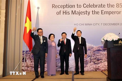 Nguyên Chủ tịch nước Trương Tấn Sang, Tổng lãnh sự Nhật Bản tại Thành phố Hồ Chí Minh Kawaue Junichi (ngoài cùng bên trái), Chủ tịch UBND Thành phố Hồ Chí Minh Nguyễn Thành Phong (thứ hai từ phải sang) và nguyên Phó Chủ tịch nước Trương Mỹ Hoa tại buổi lễ