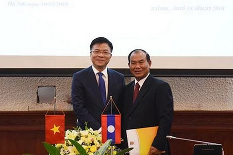 Bộ trưởng Bộ Tư pháp Lê Thành Long hội đàm với Bộ trưởng Bộ Tư pháp Lào Xaysi Santivong. (Nguồn: moj.gov.vn)