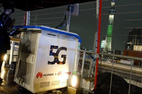 Một trạm phát sóng 5G của Huawei được đặt trên nóc một tòa nhà ở Tokyo. (Nguồn: nikkei.com)