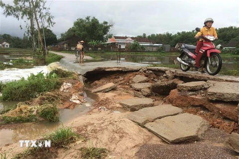 Tuyến đường bêtông thôn Nam Tượng, xã Nhơn Tân, thị xã An Nhơn, Bình Định bị nước ngập làm hư hỏng. (Ảnh: Quốc Dũng/TTXVN)