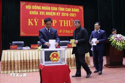 Các đại biểu Hội đồng Nhân dân tỉnh Cao Bằng bỏ phiếu tín nhiệm. (Ảnh: Chu Hiệu/TTXVN)