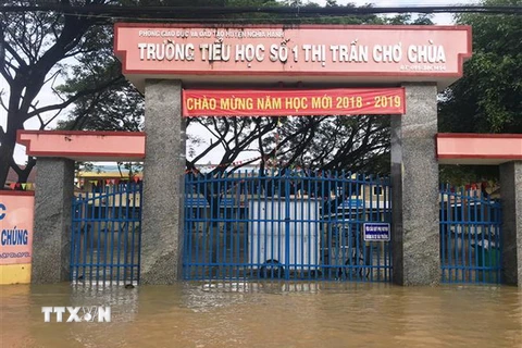 Trường tiểu học thị trấn Chợ Chùa, huyện Nghĩa hành phải cho học sinh nghỉ học vì bị ngập nước.(Ảnh: TTXVN phát)