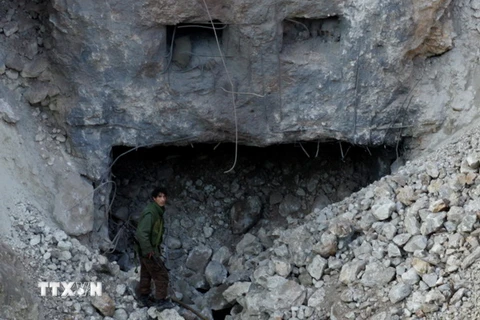 Cửa một đường hầm của Mặt trận giải phóng Nhân dân Palestine bị máy bay Israel phá hủy ở Naameh, cách thủ đô Beirut của Liban khoảng 7km. (Nguồn: AFP/TTXVN)