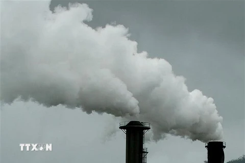 Khí thải phát ra từ một nhà máy tinh luyện đường ở bang Queensland, Australia. (Nguồn: AFP/TTXVN)
