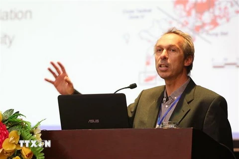 Giáo sư-tiến sỹ Lorenz Adrian, Trung tâm nghiên cứu môi trường Helmholtz-UFZ (Đức) phát biểu tham luận. (Ảnh: Dương Giang/TTXVN)