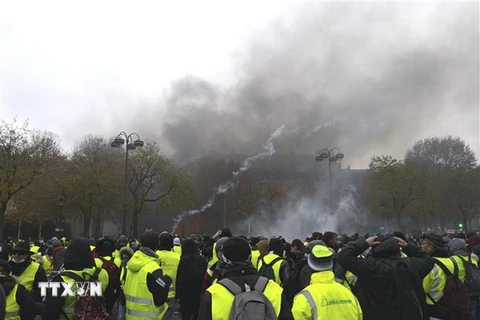Người biểu tình Áo vàng phản đối giá nhiên liệu tăng cao tại Paris, Pháp. (Nguồn: THX/TTXVN)