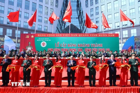 Thủ tướng Nguyễn Xuân Phúc và các đại biểu thực hiện nghi thức khánh thành Cụm công trình Trung tâm của Bệnh viện Trung ương Quân đội 108. (Ảnh: Thống Nhất/TTXVN)