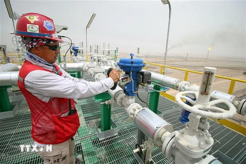 Công nhân vận hành ở cơ sở lọc dầu Hammar Mushrif tại giếng dầu khí Zubair ở tỉnh Basra, miền Bắc Iraq. (Nguồn: AFP/TTXVN)