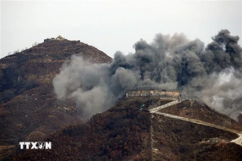 Binh sỹ Hàn Quốc phá hủy trạm gác của nước này tại Khu phi quân sự liên Triều ở tỉnh Gangwon. (Nguồn: Yonhap/TTXVN)