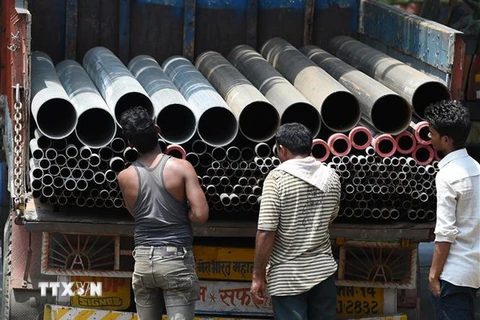 Công nhân chuyển thép tại khu công nghiệp ở Mumbai, Ấn Độ. (Nguồn: AFP/TTXVN)