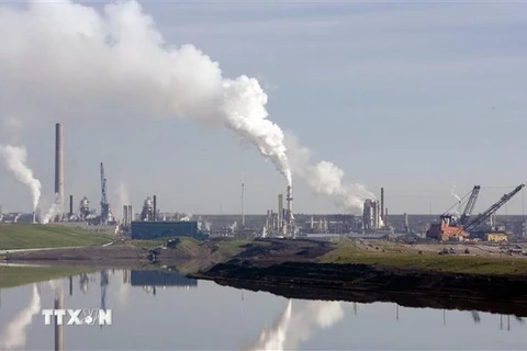 Một cơ sở khai thác dầu tại Fort McMurray, Alberta, Canada. (Nguồn: AFP/TTXVN)