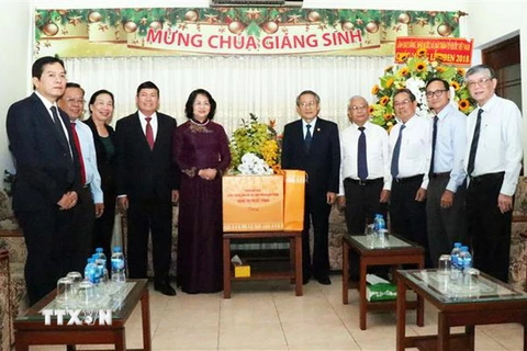 Phó Chủ tịch nước Đặng Thị Ngọc Thịnh tặng quà chúc mừng Hội thánh Tin lành Việt Nam (miền Nam). (Ảnh: Xuân Khu/TTXVN)