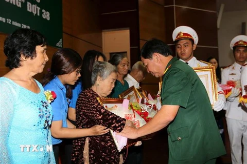 Trao tặng danh hiệu Bà mẹ Việt Nam Anh hùng cho thân nhân các Mẹ. (Ảnh: Thanh Vũ/TTXVN)