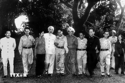 Chủ tịch Hồ Chí Minh, Đại tướng Võ Nguyên Giáp cùng Đoàn đại biểu Anh hùng Lực lượng vũ trang nhân dân giải phóng miền Nam trong vườn xoài ở Phủ Chủ tịch (15/11/1965). (Ảnh: Vũ Đình Hồng/TTXVN)