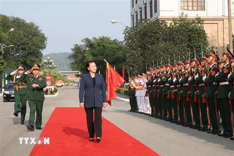 Chủ tịch Quốc hội Nguyễn Thị Kim Ngân duyệt Đội danh dự tại lễ đón. (Ảnh: Trọng Đức/TTXVN)