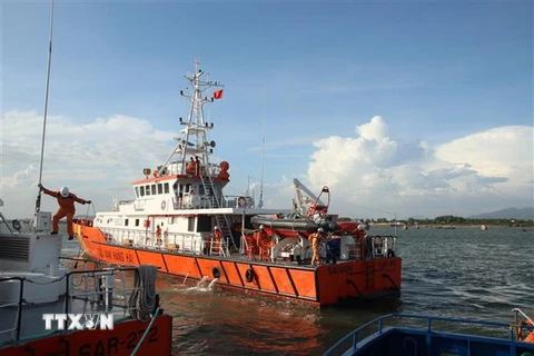 Tàu cứu nạn SAR 413 của Trung tâm Phối hợp tìm kiếm cứu nạn hàng hải Việt Nam khu vực 3 đã đưa 10 thuyền viên và một thi thể là thuyền viên tàu cá BV 9496 TS cập bờ. (Ảnh: Huỳnh Ngọc Sơn/TTXVN)