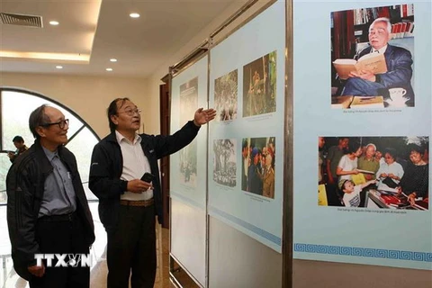 Đại biểu dự hội thảo xem trưng bày tư liệu về Đại tướng Võ Nguyên Giáp. (Ảnh: Thanh Tùng/TTXVN)