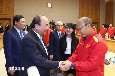 Thủ tướng Nguyễn Xuân Phúc và huấn luyện viên Park Hang-seo. (Ảnh: Thống Nhất/TTXVN)