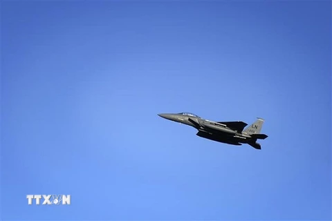 Chiến đấu cơ F-15E của Không lực Mỹ tham gia chiến dịch của liên quân chống tổ chức khủng bố IS tại Syria. (Nguồn: AFP/TTXVN)