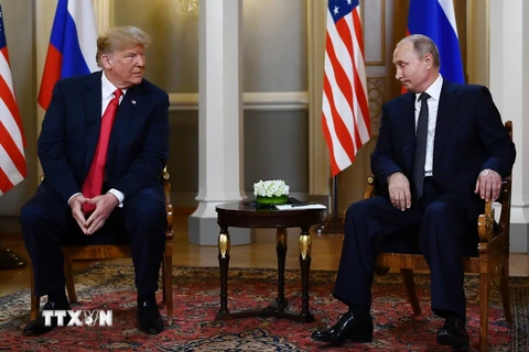 Tổng thống Nga Vladimir Putin (phải) và Tổng thống Mỹ Donald Trump tại hội nghị thượng đỉnh ở Helsinki, Phần Lan ngày 16/7/2018. (Nguồn: AFP/TTXVN)