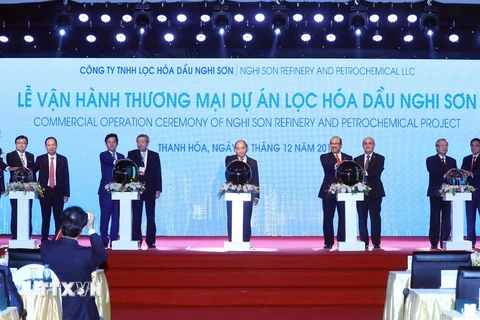 Thủ tướng Nguyễn Xuân Phúc và các đại biểu thực hiện nghi thức vận hành. (Ảnh: Thống Nhất/TTXVN)