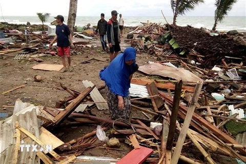 Sóng thần tàn phá nhà cửa của người dân ở vùng bờ biển Carita, tỉnh Banten, Indonesia. (Nguồn: AFP/TTXVN)