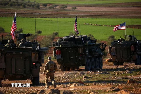 Đoàn xe quân sự Mỹ tới làng Yalanli, ngoại ô phía tây của thành phố miền Bắc Syria Manbij trong chiến dịch chống IS. (Nguồn: AFP/TTXVN)