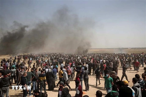 Người biểu tình Palestine trong cuộc xung đột với lực lượng an ninh Israel ở khu vực biên giới Gaza-Israel. (Nguồn:AFP/TTXVN)