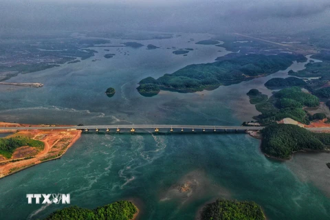 Cầu Cẩm Hải nối liền thành phố Cẩm Phả với huyện Vân Đồn có chiều dài 790m. (Ảnh: TTXVN phát)